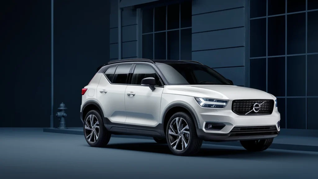White 2022 Volvo XC40 Front/Right Side View