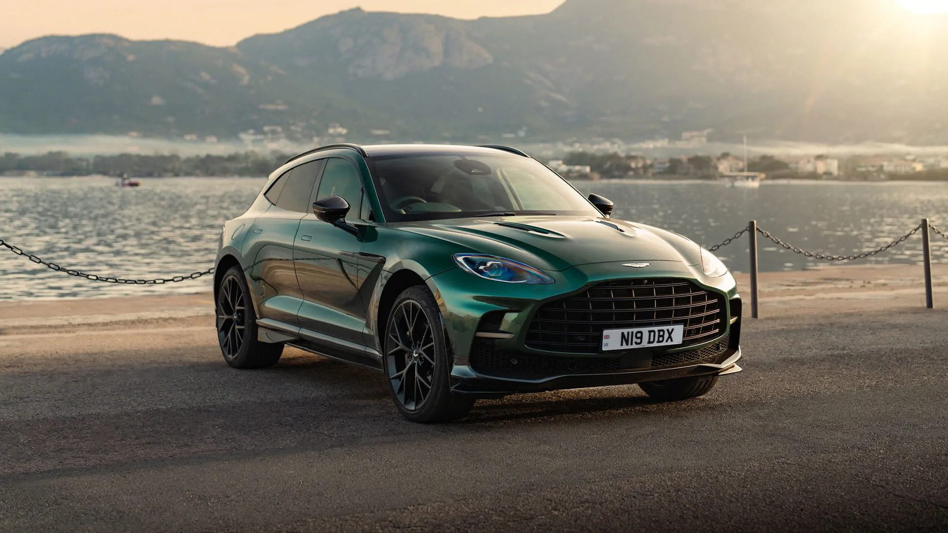 Aston Martin DBX 707