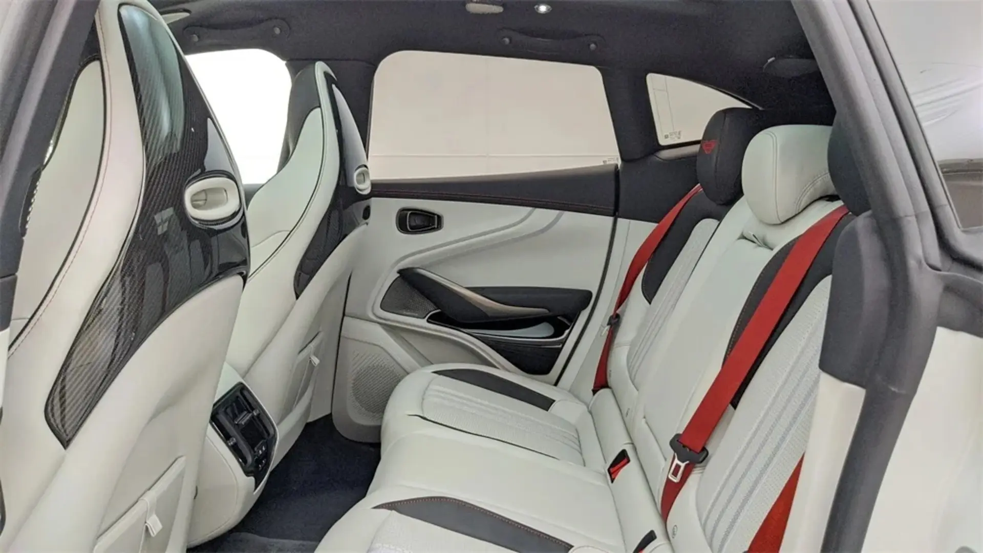 DBX707 Passenger Space