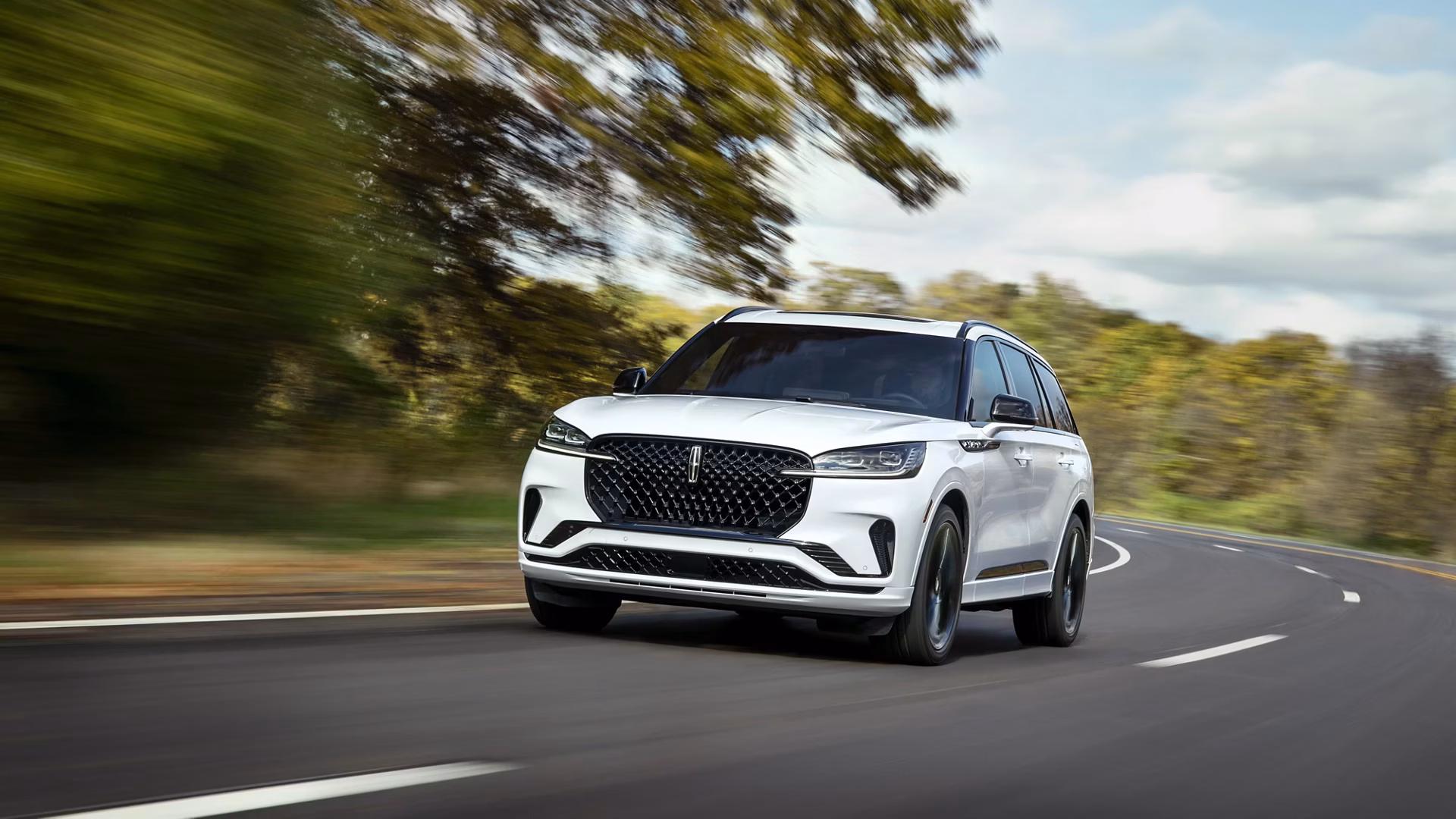 2026 Lincoln Aviator on the move